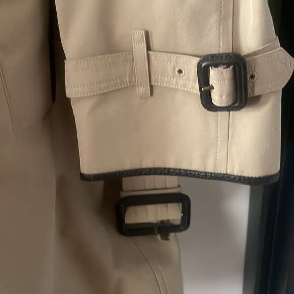 New with tags, Burberry trench coat with alligator trim - Picture 4 of 6